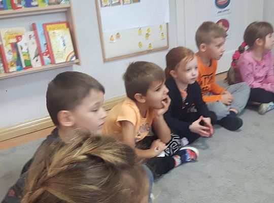 Gr III Mama Kajtka czyta dzieciom