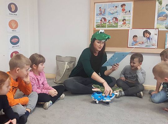 Gr III Mama Kajtka czyta dzieciom