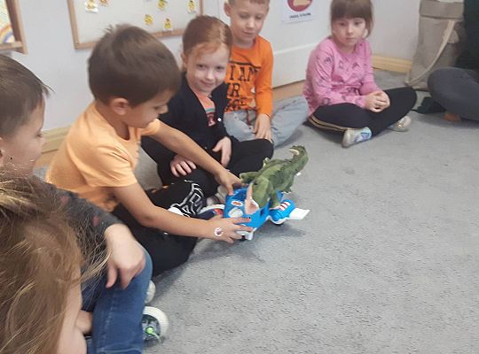 Gr III Mama Kajtka czyta dzieciom