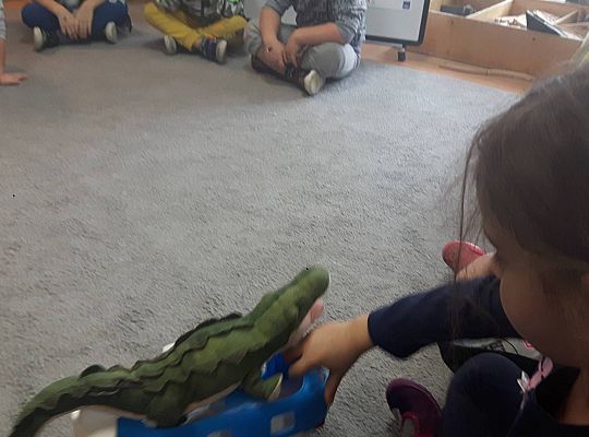 Gr III Mama Kajtka czyta dzieciom