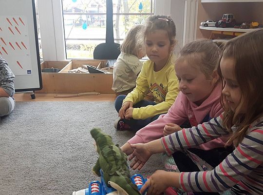 Gr III Mama Kajtka czyta dzieciom