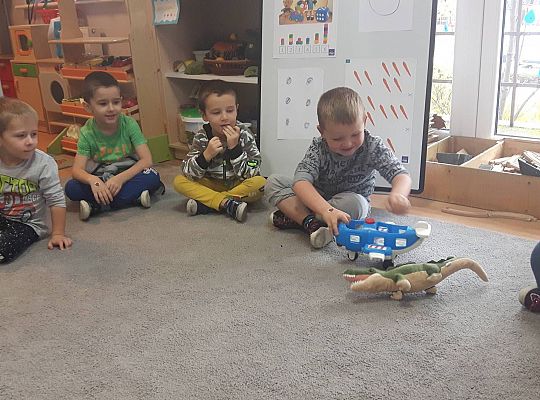 Gr III Mama Kajtka czyta dzieciom