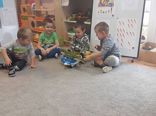 Gr III Mama Kajtka czyta dzieciom