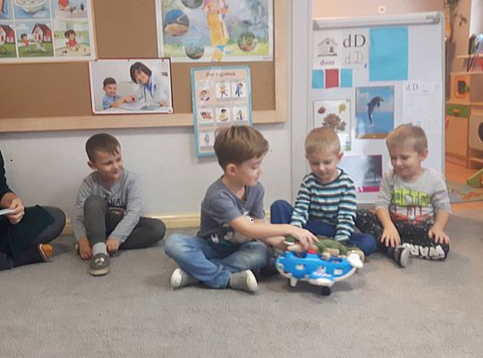 Gr III Mama Kajtka czyta dzieciom