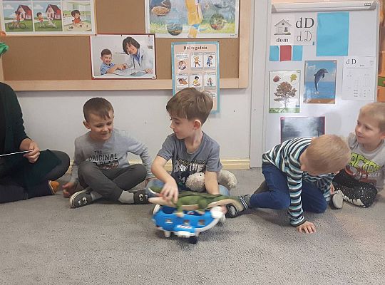 Gr III Mama Kajtka czyta dzieciom