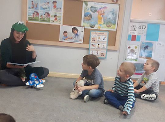 Gr III Mama Kajtka czyta dzieciom