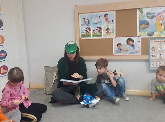 Gr III Mama Kajtka czyta dzieciom