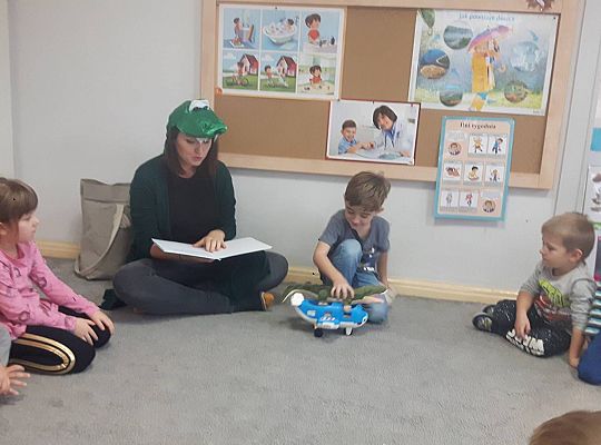 Gr III Mama Kajtka czyta dzieciom