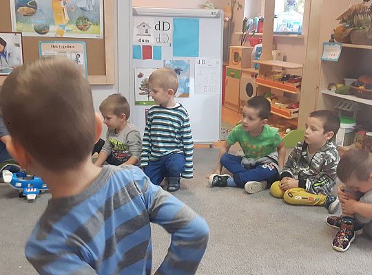 Gr III Mama Kajtka czyta dzieciom