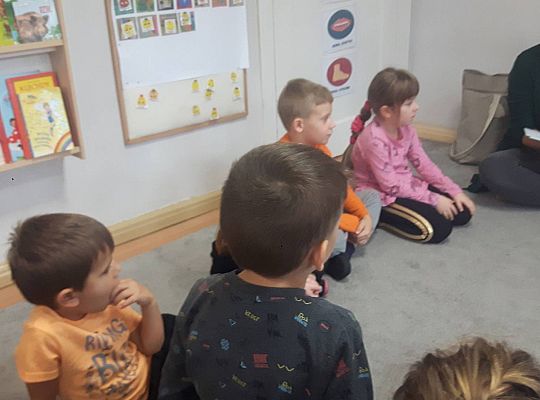 Gr III Mama Kajtka czyta dzieciom