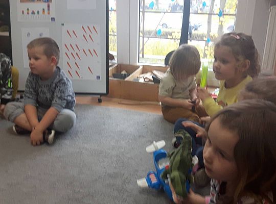 Gr III Mama Kajtka czyta dzieciom