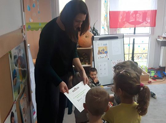 Gr III Mama Kajtka czyta dzieciom