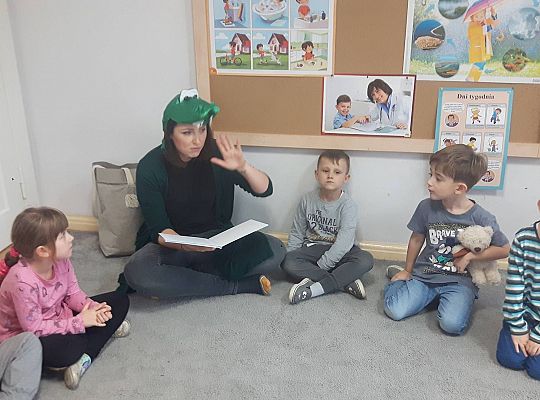 Mama Kajtka czyta dzieciom