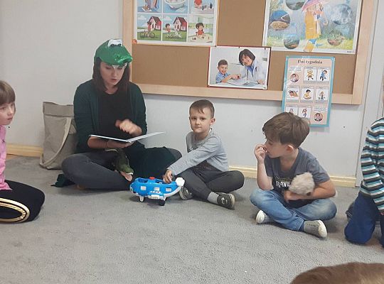 Mama Kajtka czyta dzieciom