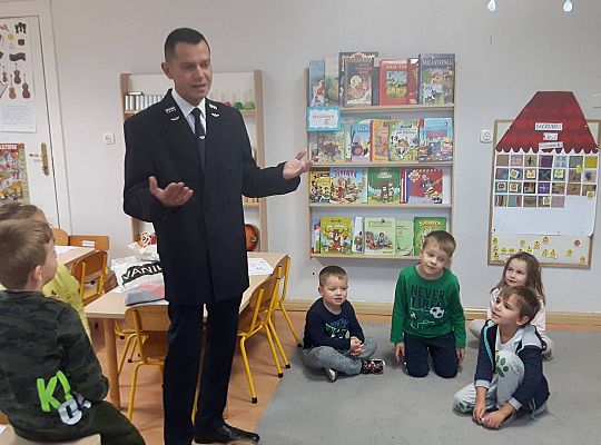 Gr III Tata Wiktorii czyta dzieciom- dzień kolejarza