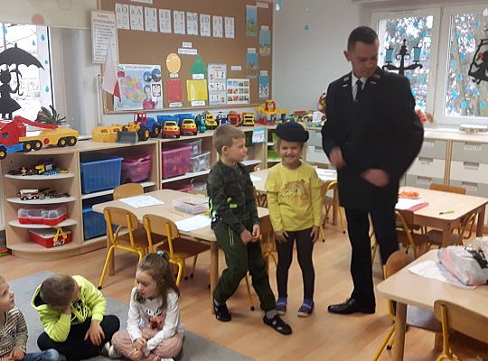 Gr III Tata Wiktorii czyta dzieciom- dzień kolejarza