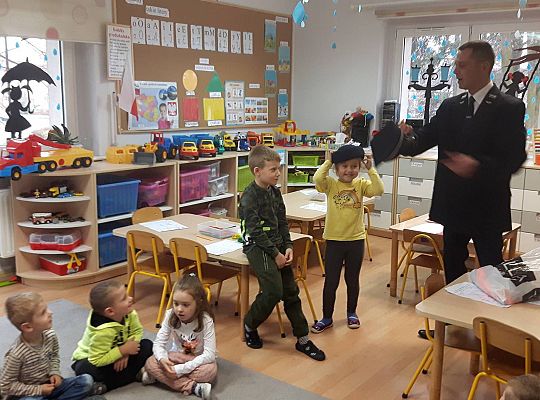 Gr III Tata Wiktorii czyta dzieciom- dzień kolejarza