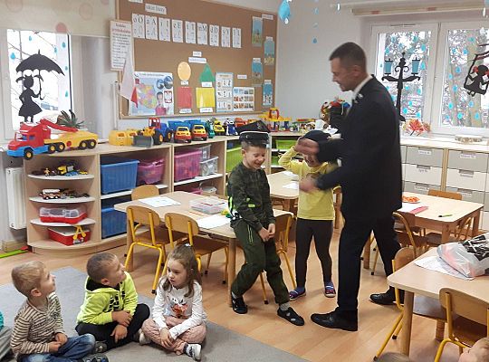 Gr III Tata Wiktorii czyta dzieciom- dzień kolejarza