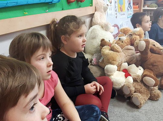 Gr III Tata Wiktorii czyta dzieciom- dzień kolejarza