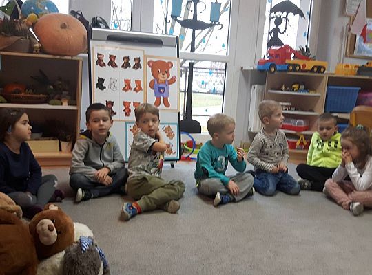 Gr III Tata Wiktorii czyta dzieciom- dzień kolejarza