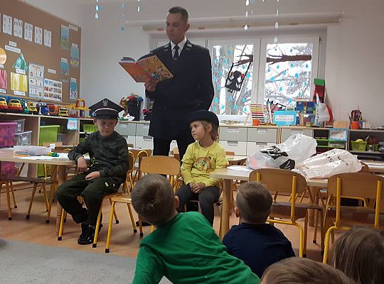 Gr III Tata Wiktorii czyta dzieciom- dzień kolejarza