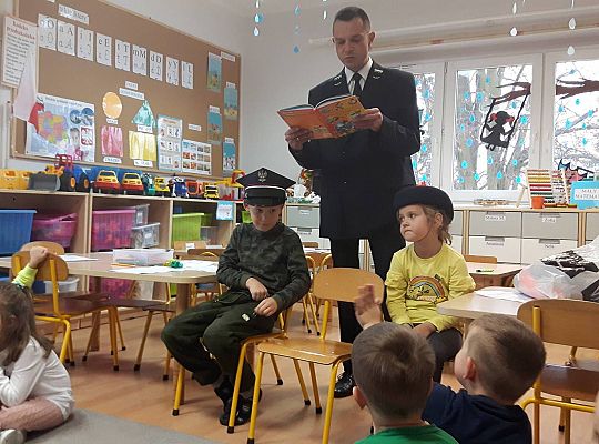 Gr III Tata Wiktorii czyta dzieciom- dzień kolejarza