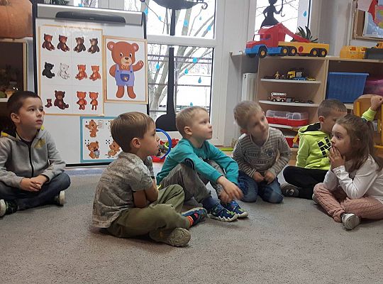 Gr III Tata Wiktorii czyta dzieciom- dzień kolejarza