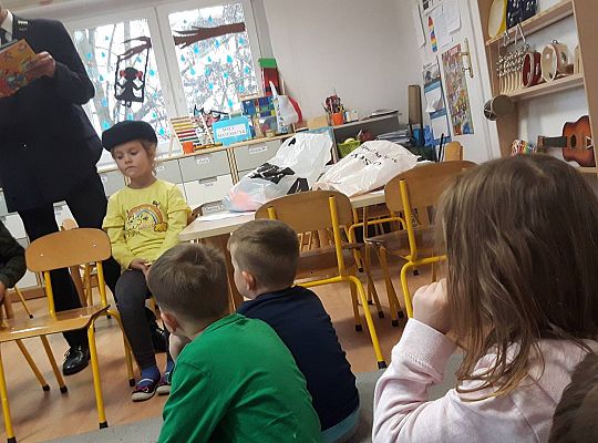 Gr III Tata Wiktorii czyta dzieciom- dzień kolejarza