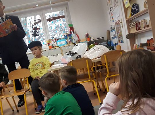 Gr III Tata Wiktorii czyta dzieciom- dzień kolejarza