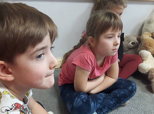 Gr III Tata Wiktorii czyta dzieciom- dzień kolejarza