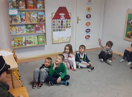 Gr III Tata Wiktorii czyta dzieciom- dzień kolejarza