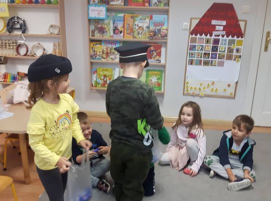 Gr III Tata Wiktorii czyta dzieciom- dzień kolejarza