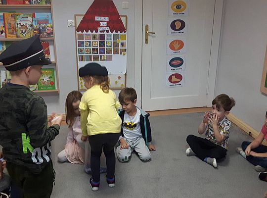 Gr III Tata Wiktorii czyta dzieciom- dzień kolejarza