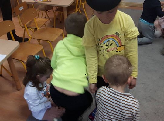 Gr III Tata Wiktorii czyta dzieciom- dzień kolejarza