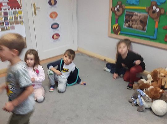 Gr III Tata Wiktorii czyta dzieciom- dzień kolejarza