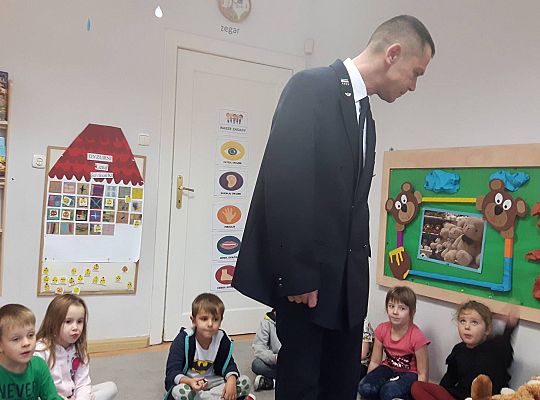 Gr III Tata Wiktorii czyta dzieciom- dzień kolejarza