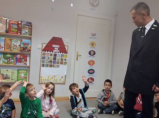 Gr III Tata Wiktorii czyta dzieciom- dzień kolejarza