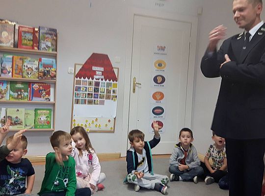 Gr III Tata Wiktorii czyta dzieciom- dzień kolejarza