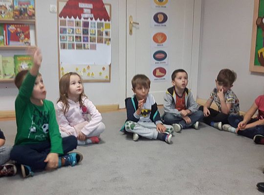 Gr III Tata Wiktorii czyta dzieciom- dzień kolejarza