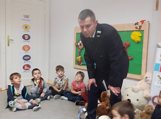 Gr III Tata Wiktorii czyta dzieciom- dzień kolejarza