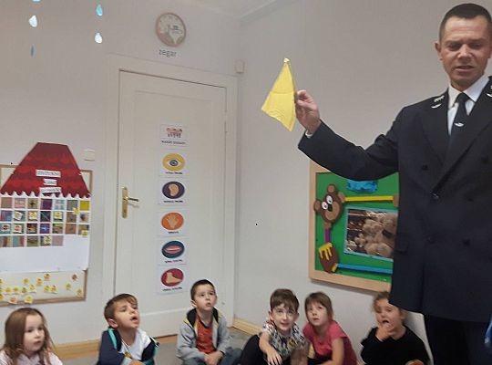 Gr III Tata Wiktorii czyta dzieciom- dzień kolejarza