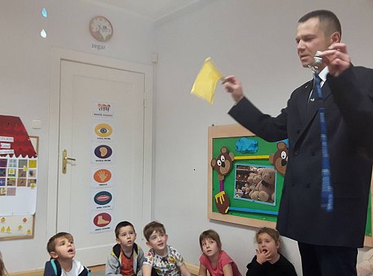 Gr III Tata Wiktorii czyta dzieciom- dzień kolejarza