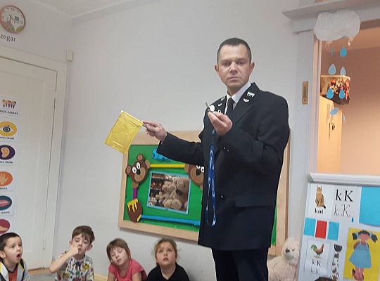 Gr III Tata Wiktorii czyta dzieciom- dzień kolejarza