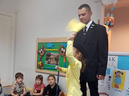 Gr III Tata Wiktorii czyta dzieciom- dzień kolejarza