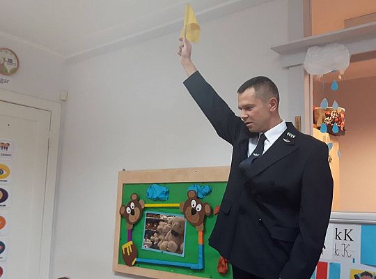 Gr III Tata Wiktorii czyta dzieciom- dzień kolejarza