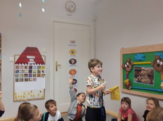 Gr III Tata Wiktorii czyta dzieciom- dzień kolejarza