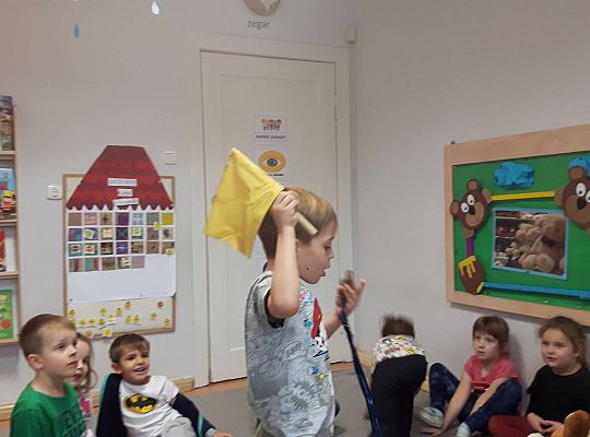 Gr III Tata Wiktorii czyta dzieciom- dzień kolejarza