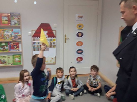 Gr III Tata Wiktorii czyta dzieciom- dzień kolejarza