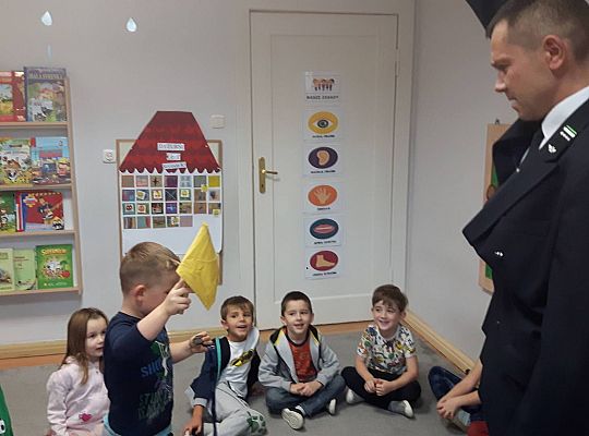 Gr III Tata Wiktorii czyta dzieciom- dzień kolejarza