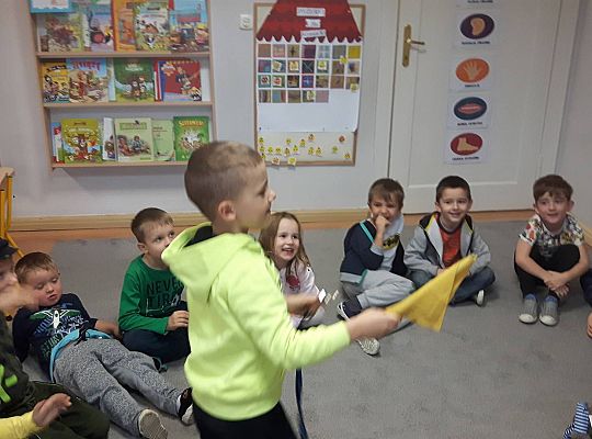 Gr III Tata Wiktorii czyta dzieciom- dzień kolejarza